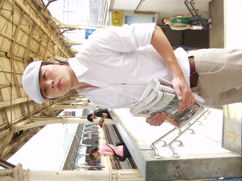 月台旅客特寫2005台中火車站台灣鐵路旅遊攝影