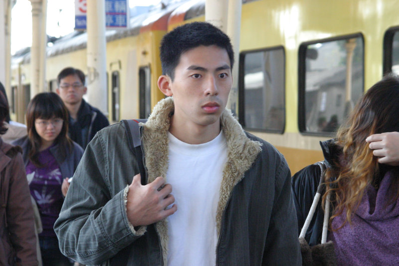 月台旅客特寫2006台中火車站台灣鐵路旅遊攝影