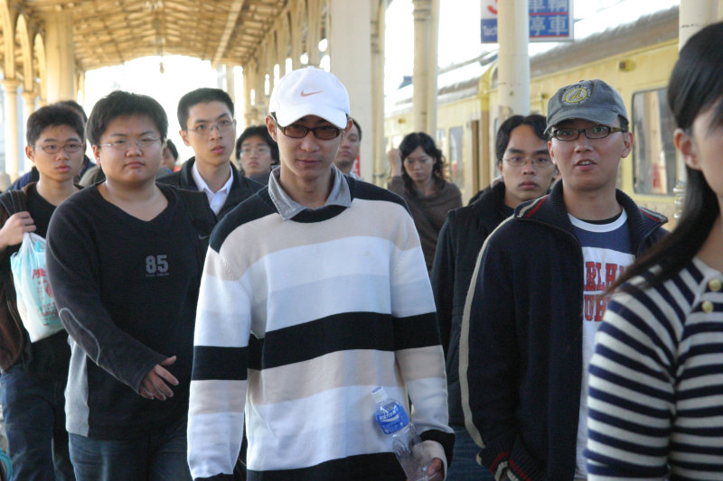月台旅客特寫2006台中火車站台灣鐵路旅遊攝影