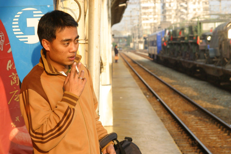 月台旅客特寫2006台中火車站台灣鐵路旅遊攝影