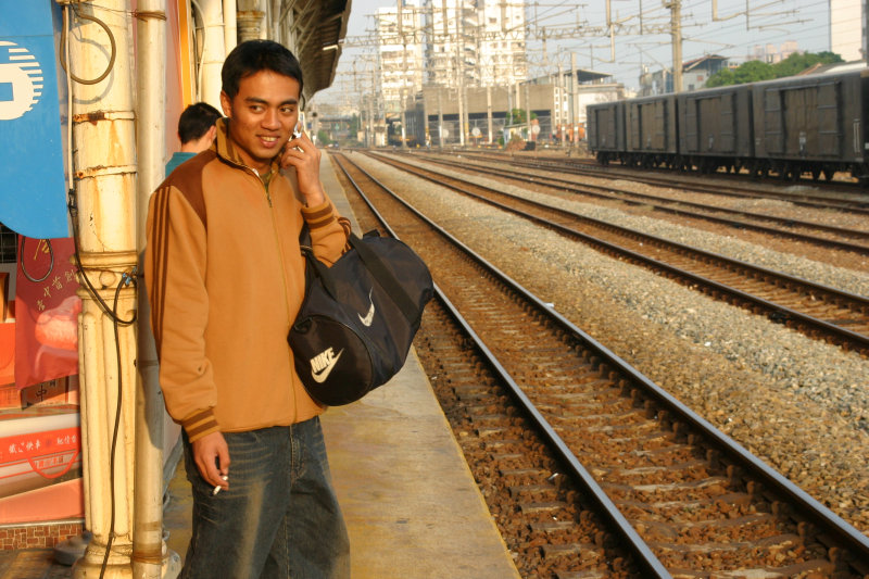 月台旅客特寫2006台中火車站台灣鐵路旅遊攝影