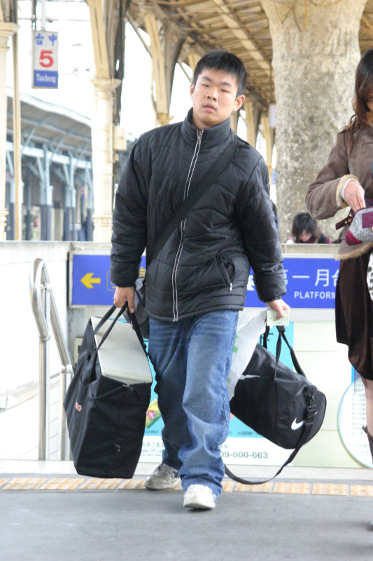 月台旅客特寫2006台中火車站台灣鐵路旅遊攝影