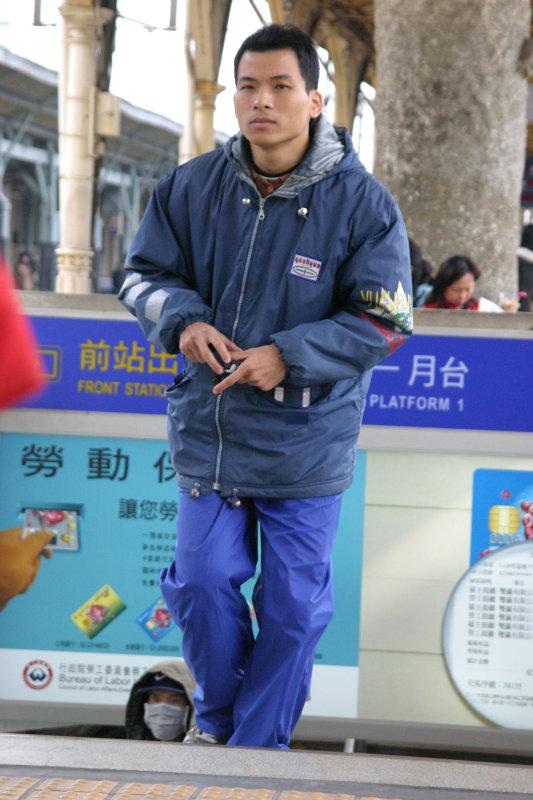月台旅客特寫2006台中火車站台灣鐵路旅遊攝影