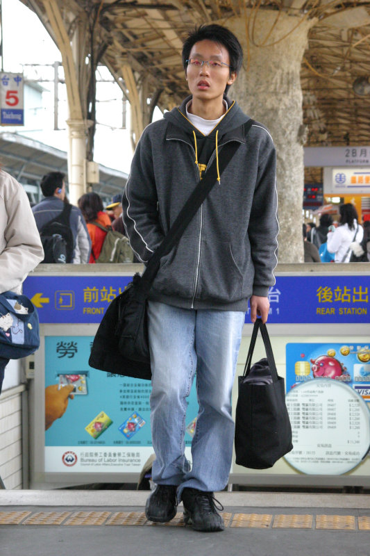 月台旅客特寫2006台中火車站台灣鐵路旅遊攝影