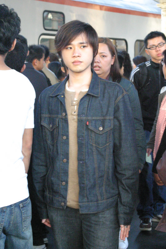 月台旅客特寫2006台中火車站台灣鐵路旅遊攝影