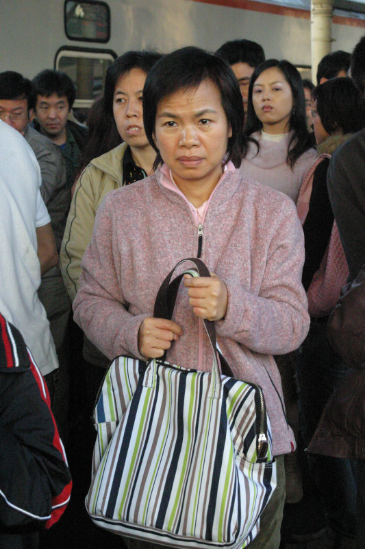 月台旅客特寫2006台中火車站台灣鐵路旅遊攝影