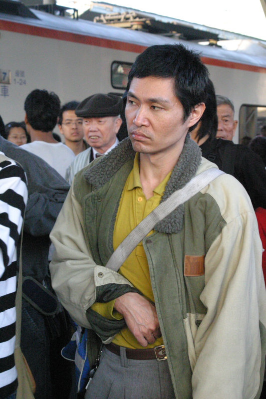 月台旅客特寫2006台中火車站台灣鐵路旅遊攝影