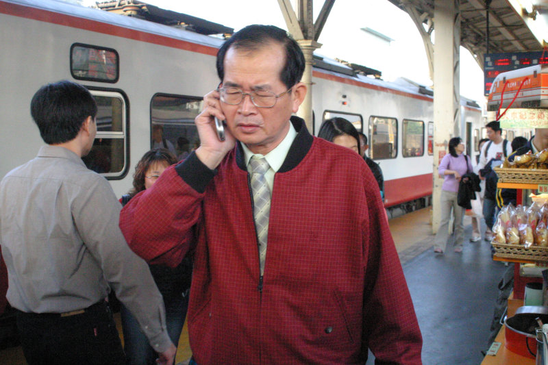 月台旅客特寫2006台中火車站台灣鐵路旅遊攝影