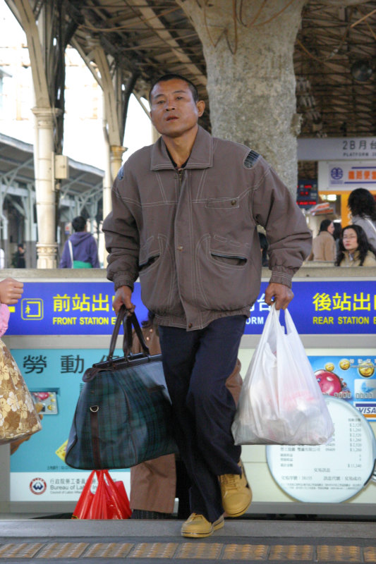 月台旅客特寫2006台中火車站台灣鐵路旅遊攝影