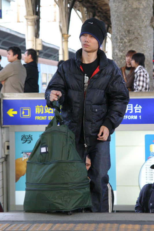 月台旅客特寫2006台中火車站台灣鐵路旅遊攝影