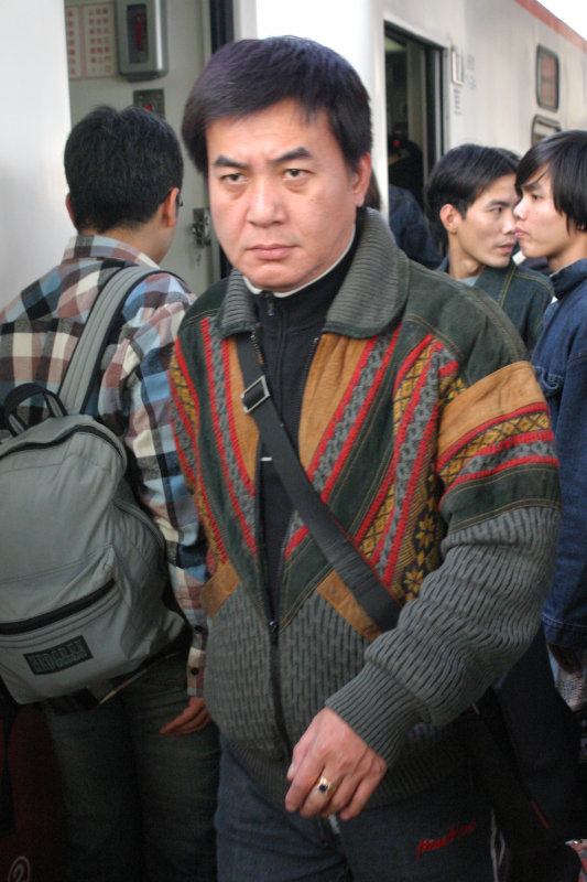 月台旅客特寫2006台中火車站台灣鐵路旅遊攝影