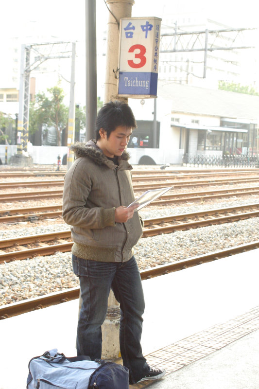 月台旅客特寫2006台中火車站台灣鐵路旅遊攝影