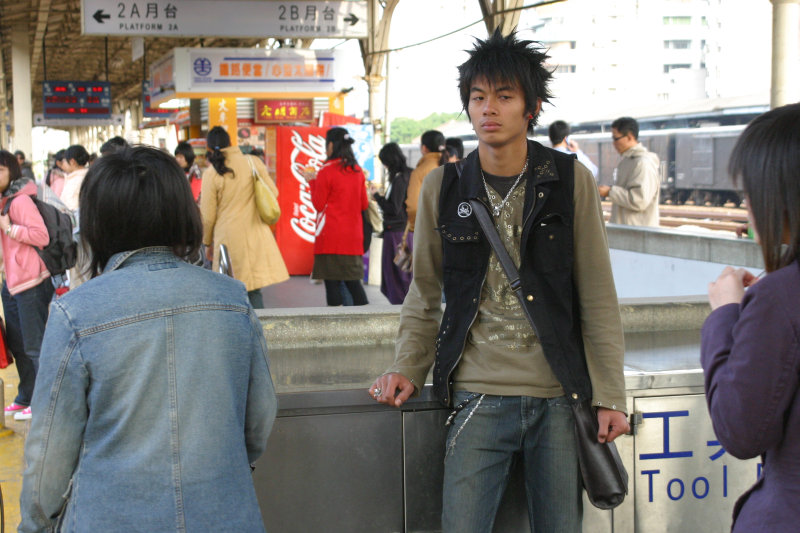 月台旅客特寫2006台中火車站台灣鐵路旅遊攝影