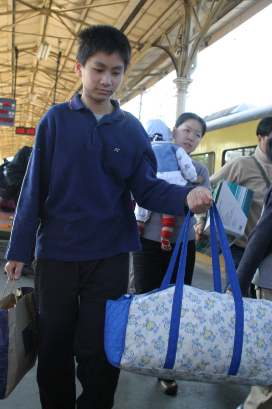 月台旅客特寫2006台中火車站台灣鐵路旅遊攝影