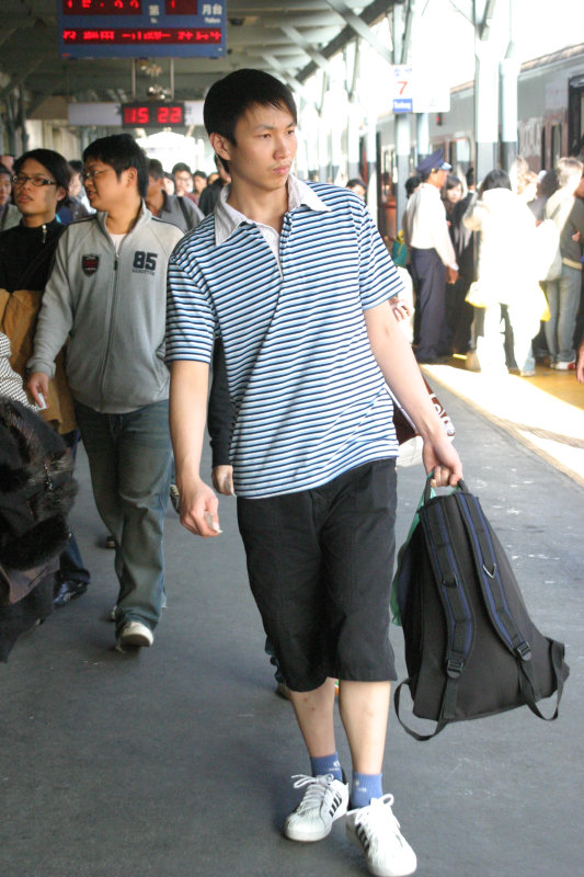 月台旅客特寫2006台中火車站台灣鐵路旅遊攝影