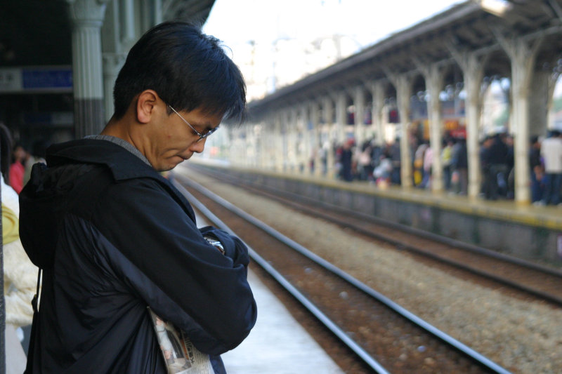月台旅客特寫2006台中火車站台灣鐵路旅遊攝影