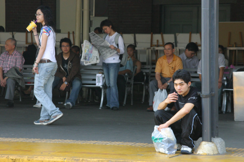 月台旅客特寫2006台中火車站台灣鐵路旅遊攝影