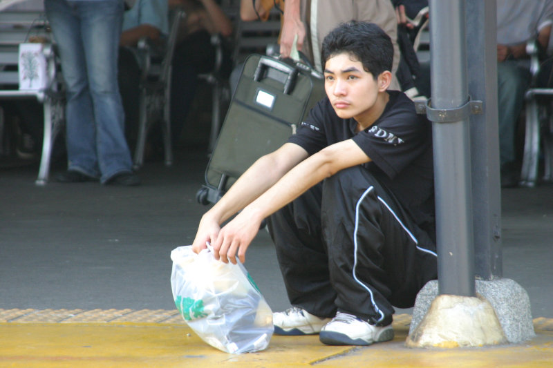 月台旅客特寫2006台中火車站台灣鐵路旅遊攝影