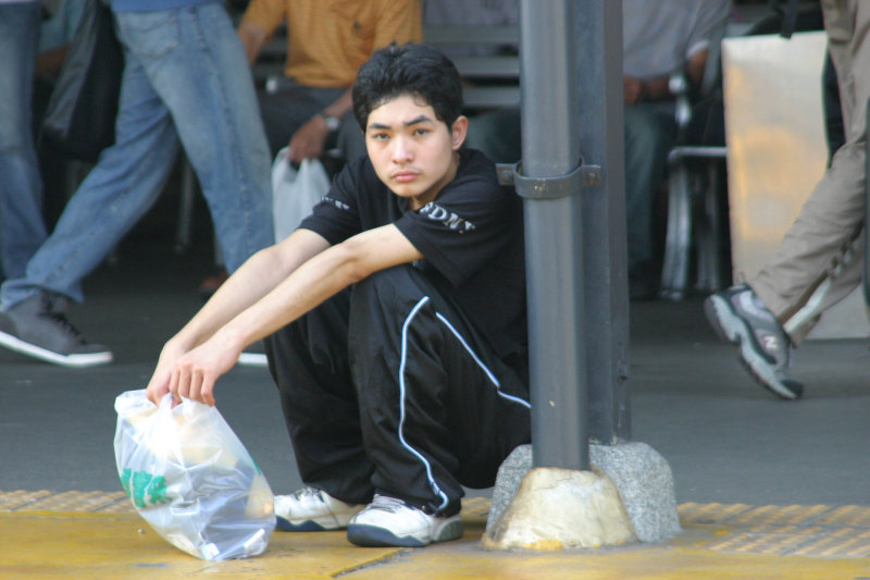 月台旅客特寫2006台中火車站台灣鐵路旅遊攝影