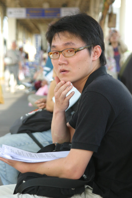 月台旅客特寫2006台中火車站台灣鐵路旅遊攝影