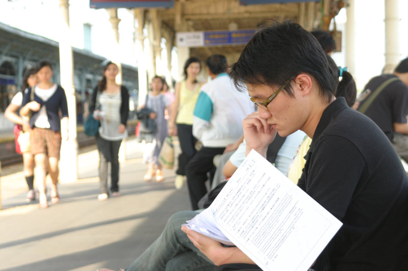 月台旅客特寫2006台中火車站台灣鐵路旅遊攝影