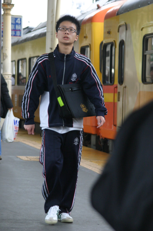 月台旅客特寫2006台中火車站台灣鐵路旅遊攝影