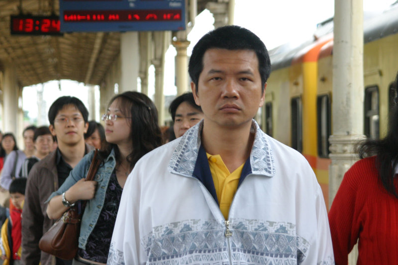 月台旅客特寫2006台中火車站台灣鐵路旅遊攝影