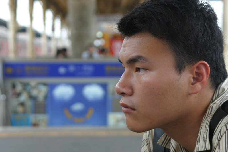月台旅客特寫2006台中火車站台灣鐵路旅遊攝影