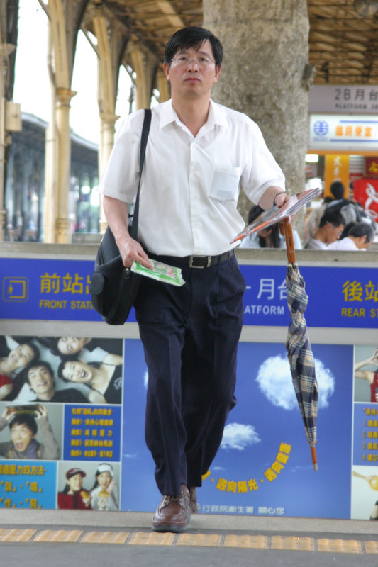 月台旅客特寫2006台中火車站台灣鐵路旅遊攝影