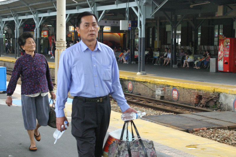 月台旅客特寫2006台中火車站台灣鐵路旅遊攝影