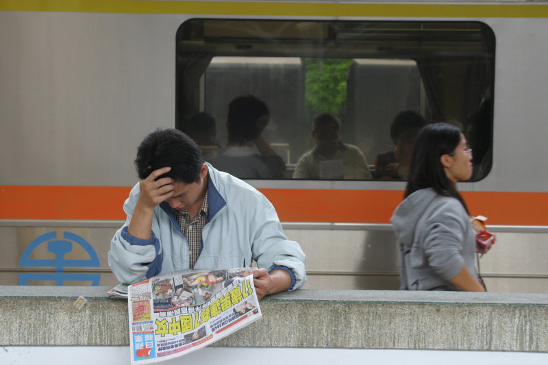 月台旅客特寫2006台中火車站台灣鐵路旅遊攝影