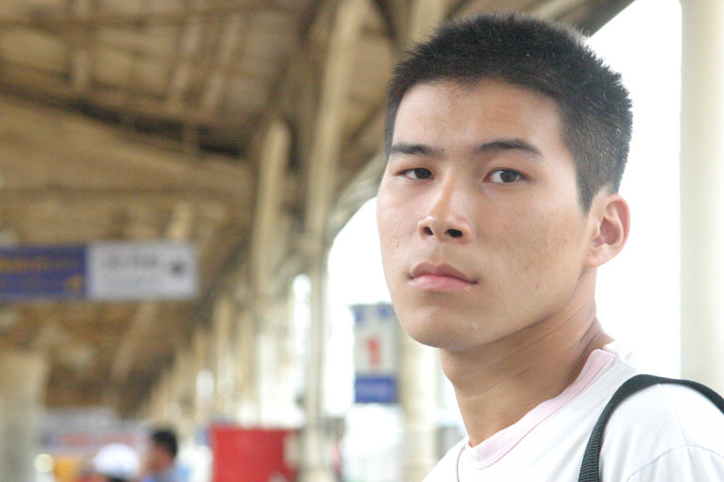 月台旅客特寫2006台中火車站台灣鐵路旅遊攝影