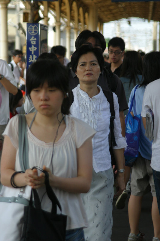 月台旅客特寫2006台中火車站台灣鐵路旅遊攝影