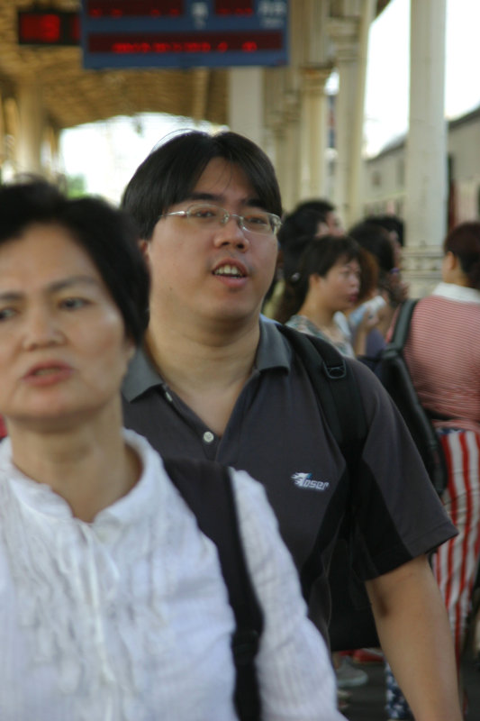月台旅客特寫2006台中火車站台灣鐵路旅遊攝影