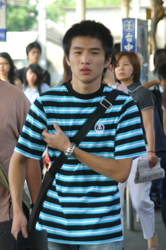 月台旅客特寫2006台中火車站台灣鐵路旅遊攝影
