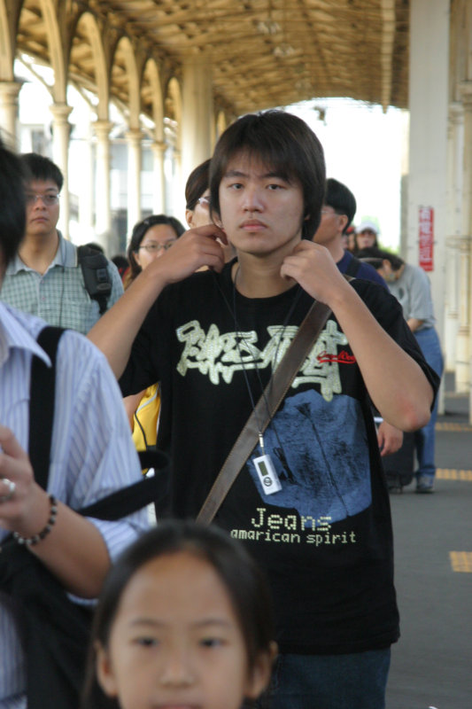 月台旅客特寫2006台中火車站台灣鐵路旅遊攝影