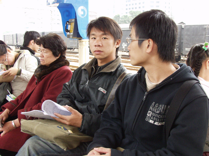 月台旅客特寫2006台中火車站台灣鐵路旅遊攝影
