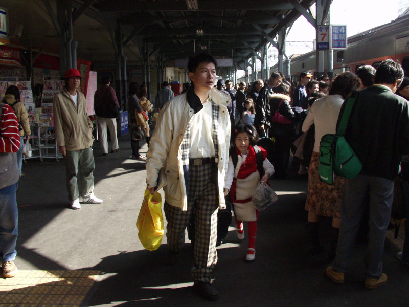 月台旅客特寫2006台中火車站台灣鐵路旅遊攝影