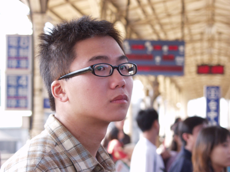 月台旅客特寫2006台中火車站台灣鐵路旅遊攝影