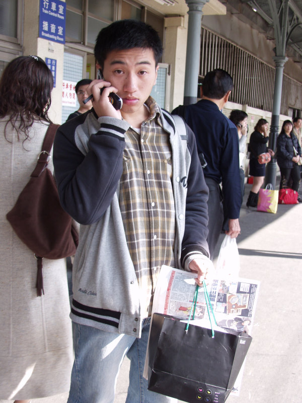 月台旅客特寫2006台中火車站台灣鐵路旅遊攝影