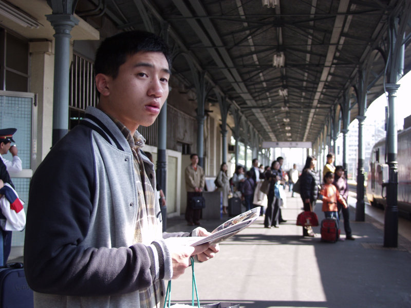 月台旅客特寫2006台中火車站台灣鐵路旅遊攝影