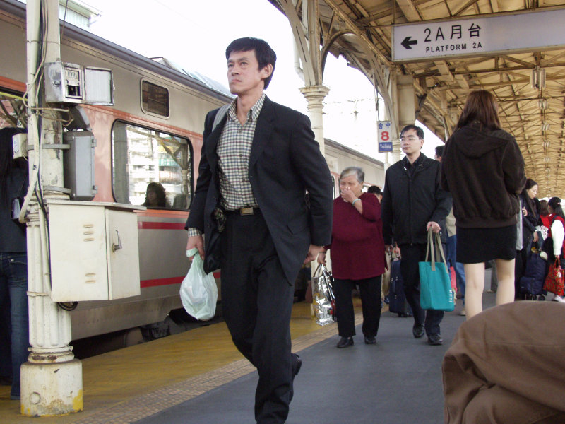 月台旅客特寫2006台中火車站台灣鐵路旅遊攝影