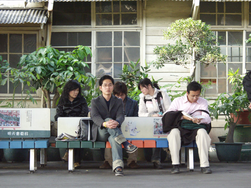 月台旅客特寫2006台中火車站台灣鐵路旅遊攝影