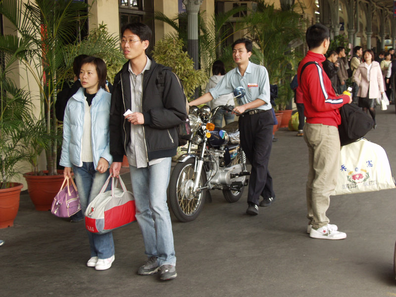 月台旅客特寫2006台中火車站台灣鐵路旅遊攝影