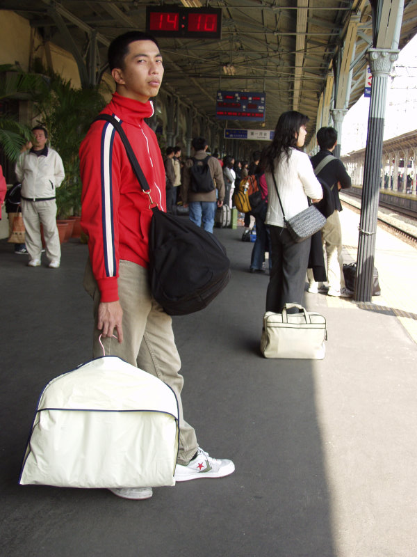 月台旅客特寫2006台中火車站台灣鐵路旅遊攝影