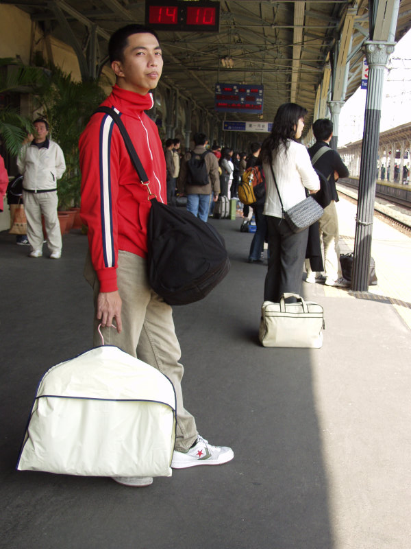 月台旅客特寫2006台中火車站台灣鐵路旅遊攝影