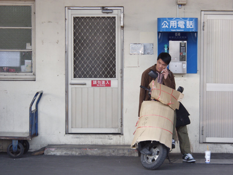 月台旅客特寫2006台中火車站台灣鐵路旅遊攝影