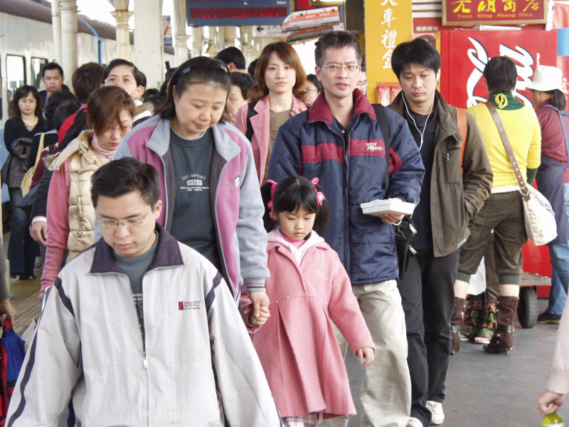 月台旅客特寫2006台中火車站台灣鐵路旅遊攝影