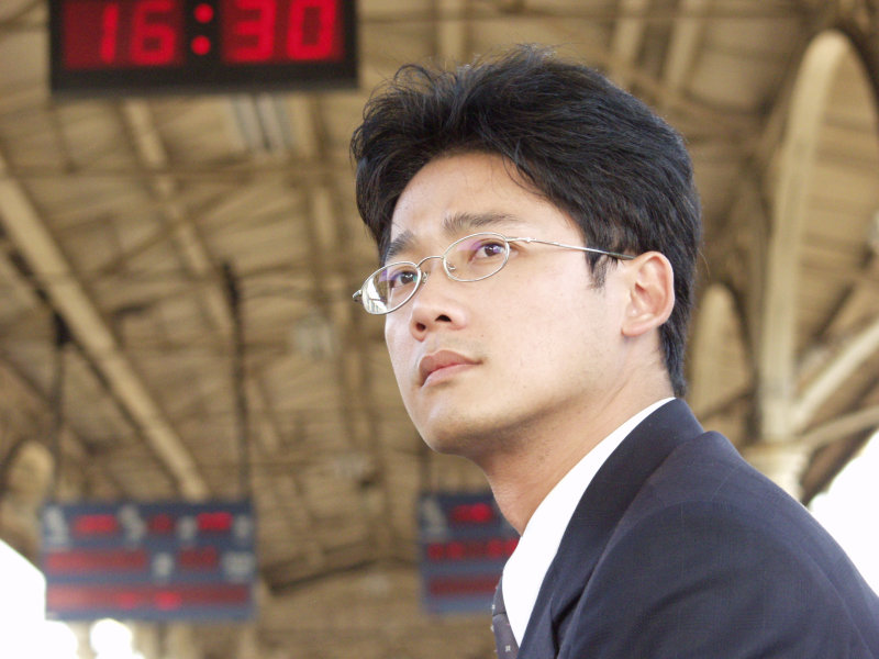 月台旅客特寫2006台中火車站台灣鐵路旅遊攝影