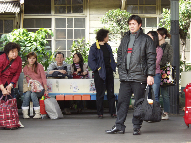 月台旅客特寫2006台中火車站台灣鐵路旅遊攝影